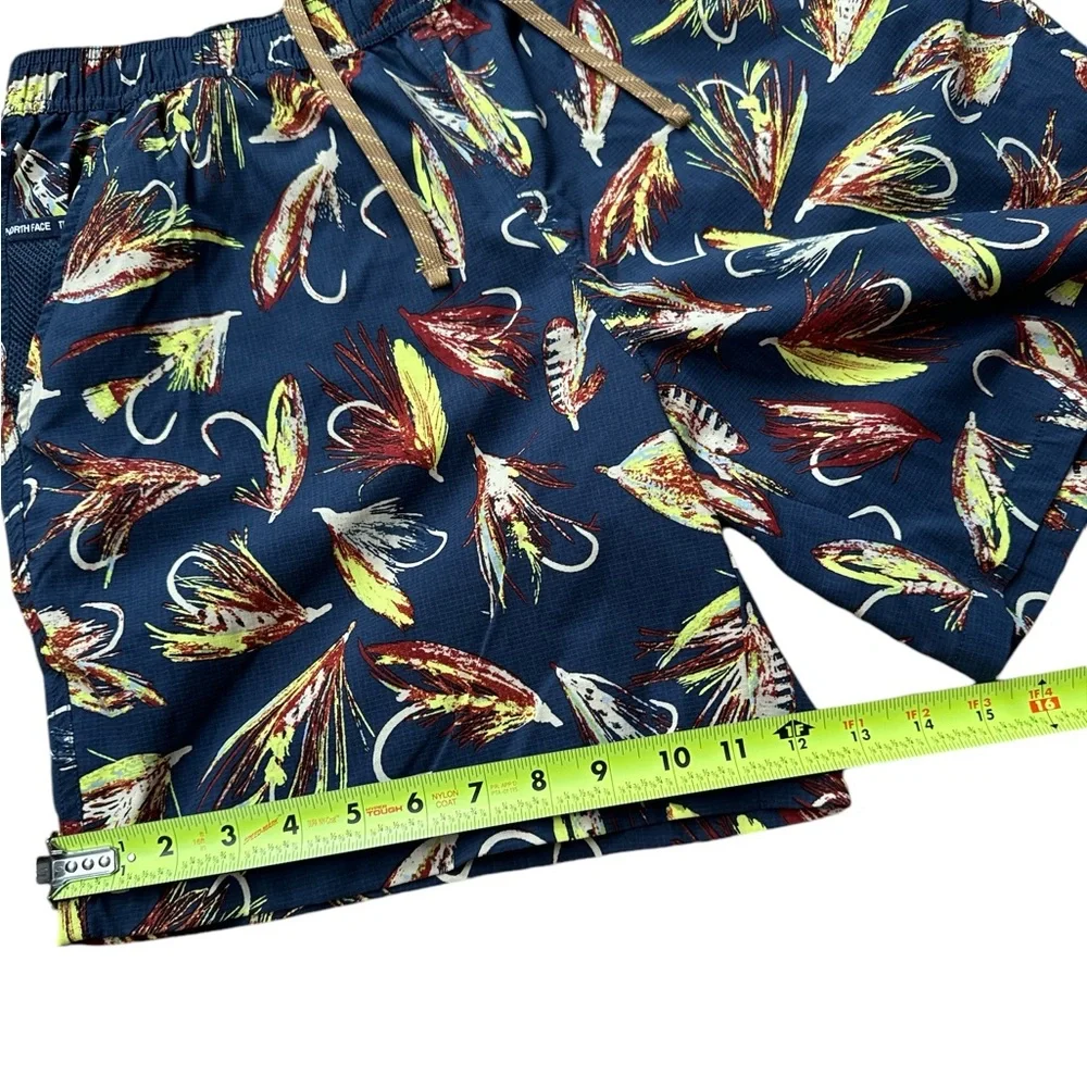 The North Face Men’s Athletic Shorts Size Medium Fishing Lure‎ Logo Shorts
